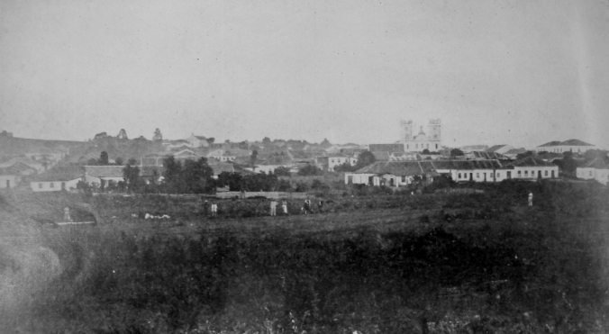 1873. Panorâmica de Curitiba. In: ROSA, Sá Barreto J. G. Curitiba. Curitiba: Habitat, 1954.