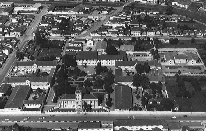 Final da década de 1950 - Vista aérea do conjunto arquitetônico do Hospício Nossa Senhora da Luz.Fonte: Pontifícia Universidade Católica do Paraná.