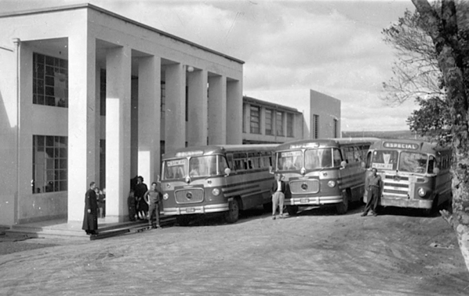 Década de 1950 - Colégio Medianeira e os ônibus escolares.Fonte: Colégio Medianeira.
