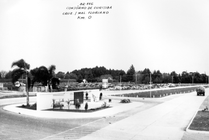 Final da década de 1950 - Rodovia Curitiba-Lajes, trecho da antiga BR-2 na altura do marco zero, situado em seu cruzamento com a Avenida Marechal Floriano.Acervo: Departamento Estadual de Estradas e Rodagem (DER/PR).