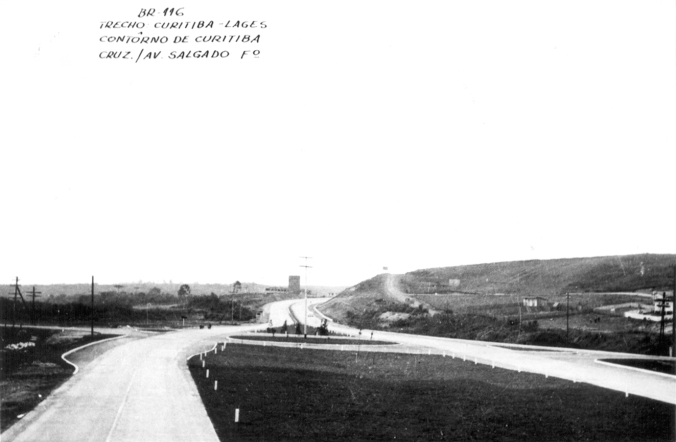 Final da década de 1950 - Rodovia Curitiba-Lajes, trecho da antiga BR-2, na altura do cruzamento com a Avenida Salgado Filho.Acervo: Departamento Estadual de Estradas e Rodagem (DER/PR).
