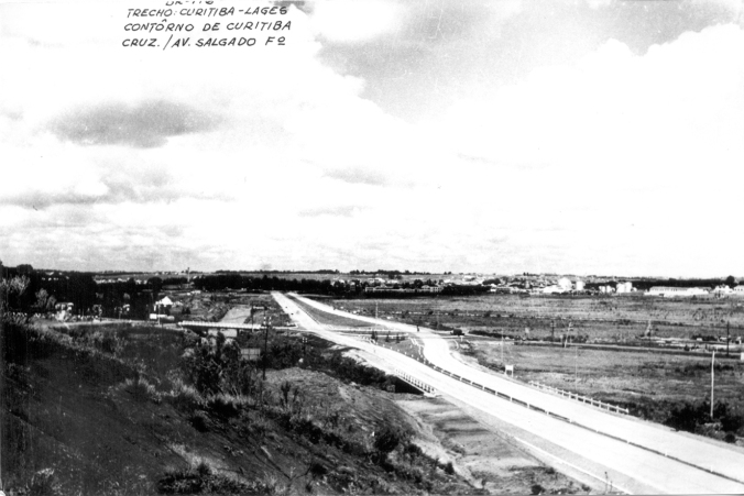 Final da década de 1950 - Rodovia Curitiba-Lajes, trecho da antiga BR-2, na altura do cruzamento com a Avenida Salgado Filho.Acervo: Departamento Estadual de Estradas e Rodagem (DER/PR).